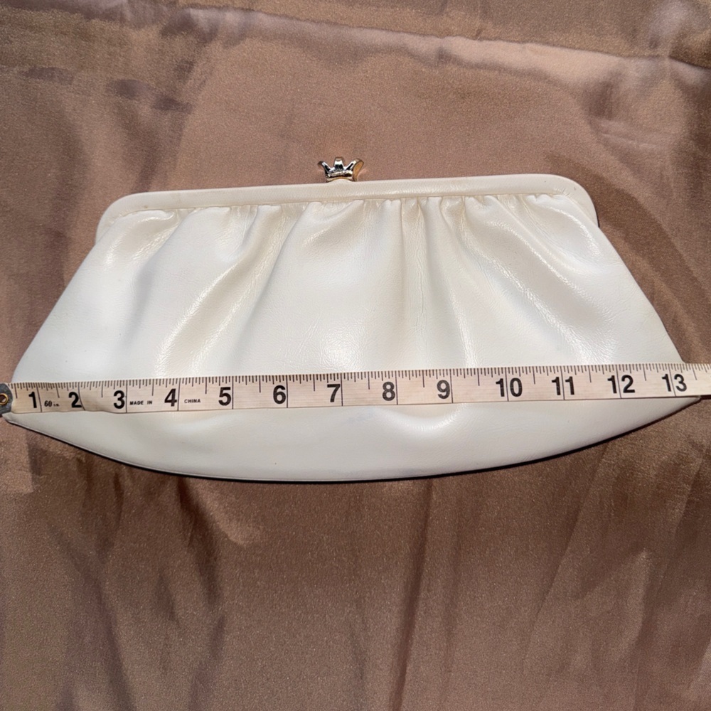 Vintage White Leather Clutch Metal Chain & Frame Red Leather Interior Retro Chic - Picture 5 of 13